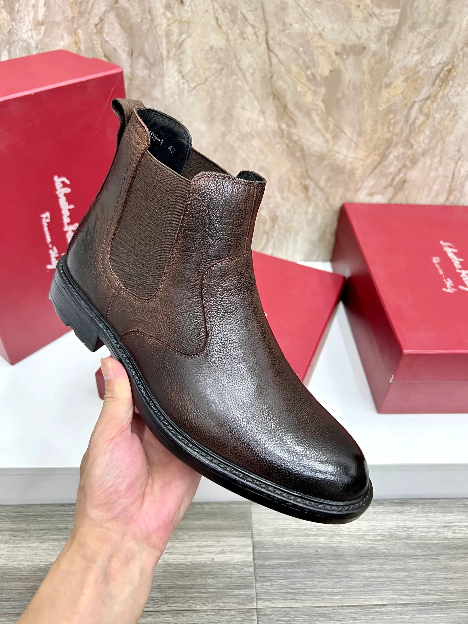 Original order quality: Men's shoes 💰700 Brand: Ferragamo (Ferragamo) One size larger: Men's size 38-44 (45 customized) Grade: Same style as the official website High-end men's shoes Material: Original cowhide, cowhide lining, original outsole Style category: Chelsea men's boots Fashion trend Color: Actual picture